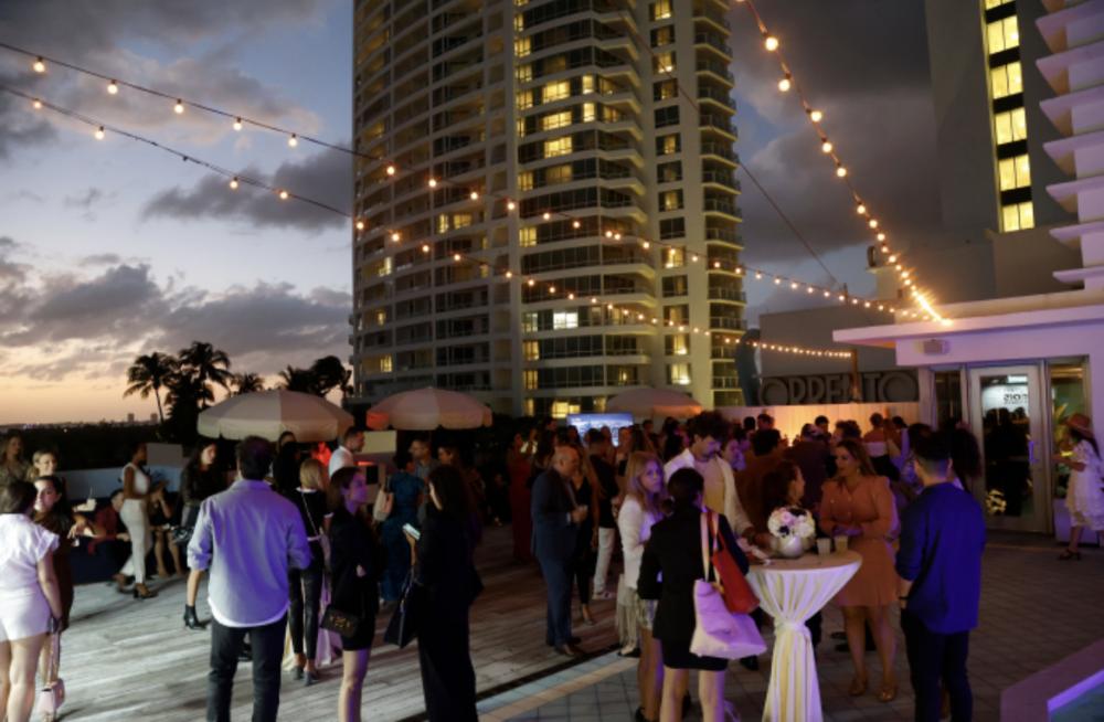 Exposition collective Modern Luxury Interior Magazine 10th anniversary Celebration/ Soho Pool House/ Miami, Etats-Unis